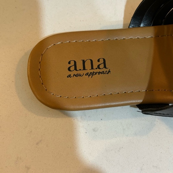 a.n.a black sandals , like new in box.  Size 7, sporty, casual, minimalist - Picture 6 of 7